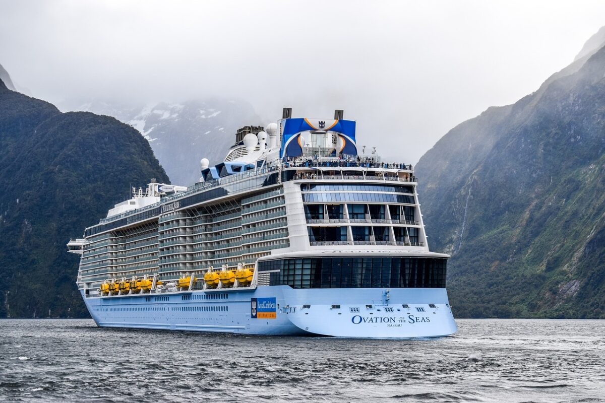 Royal caribbean ovation of the seas in milford sound